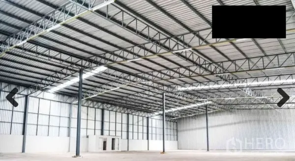 Warehouse for rent in Bang Phli, Samut Prakan - Spacious clear-span warehouse interior with high steel truss roof and skylight panels.