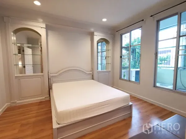 ทาวน์เฮาส์ ให้เช่าหรือขายในYan Nawa, Bangkok - ห้องนอนรอง พื้นไม้ บิลท์อินชั้นวาง พร้อมประตูกระจกออกระเบียง