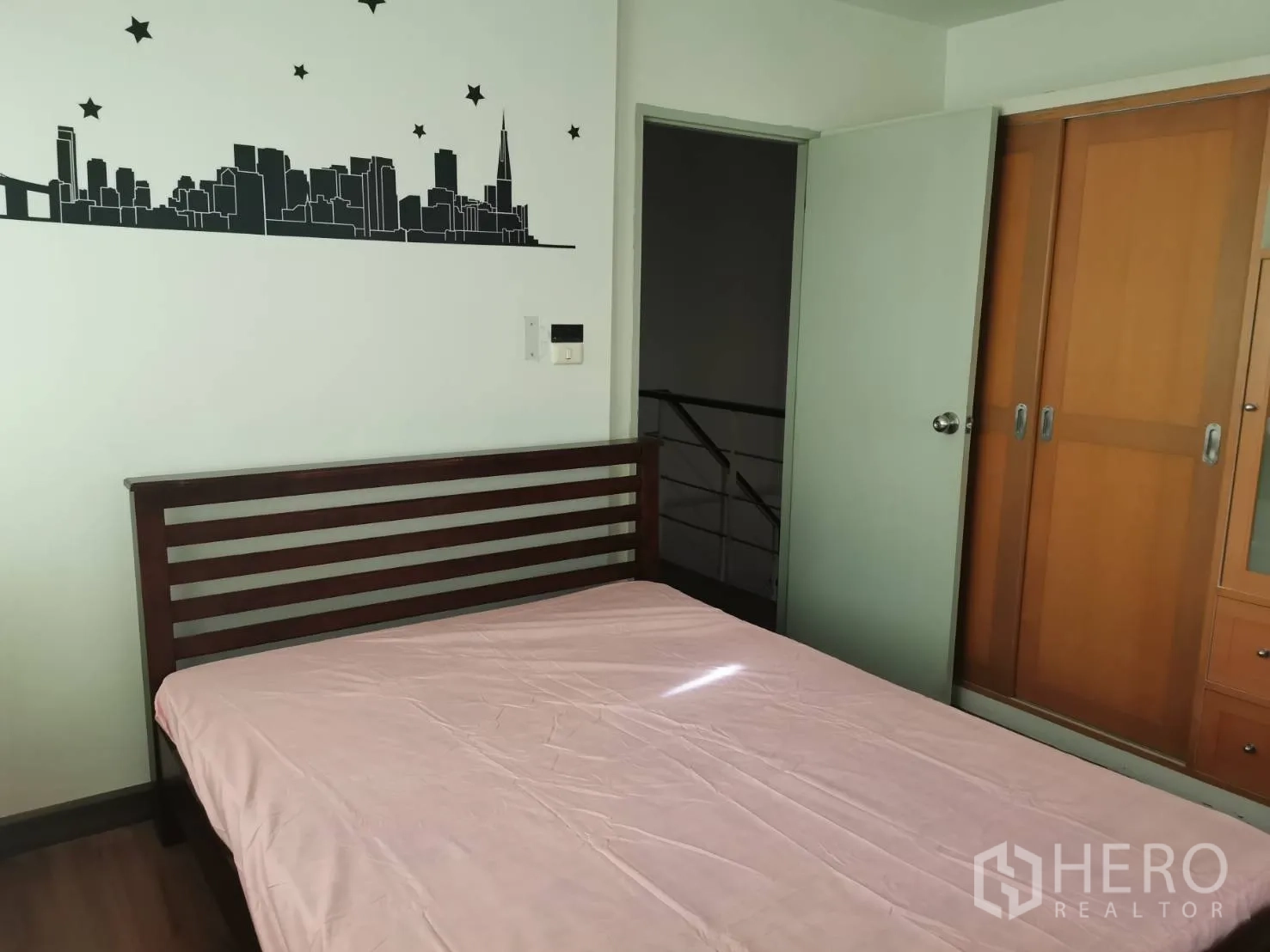 ทาวน์เฮาส์ ให้เช่าหรือขายในYan Nawa, Bangkok - ห้องนอนรอง เตียง ตู้เสื้อผ้าบานเลื่อน และสติ๊กเกอร์สกายไลน์