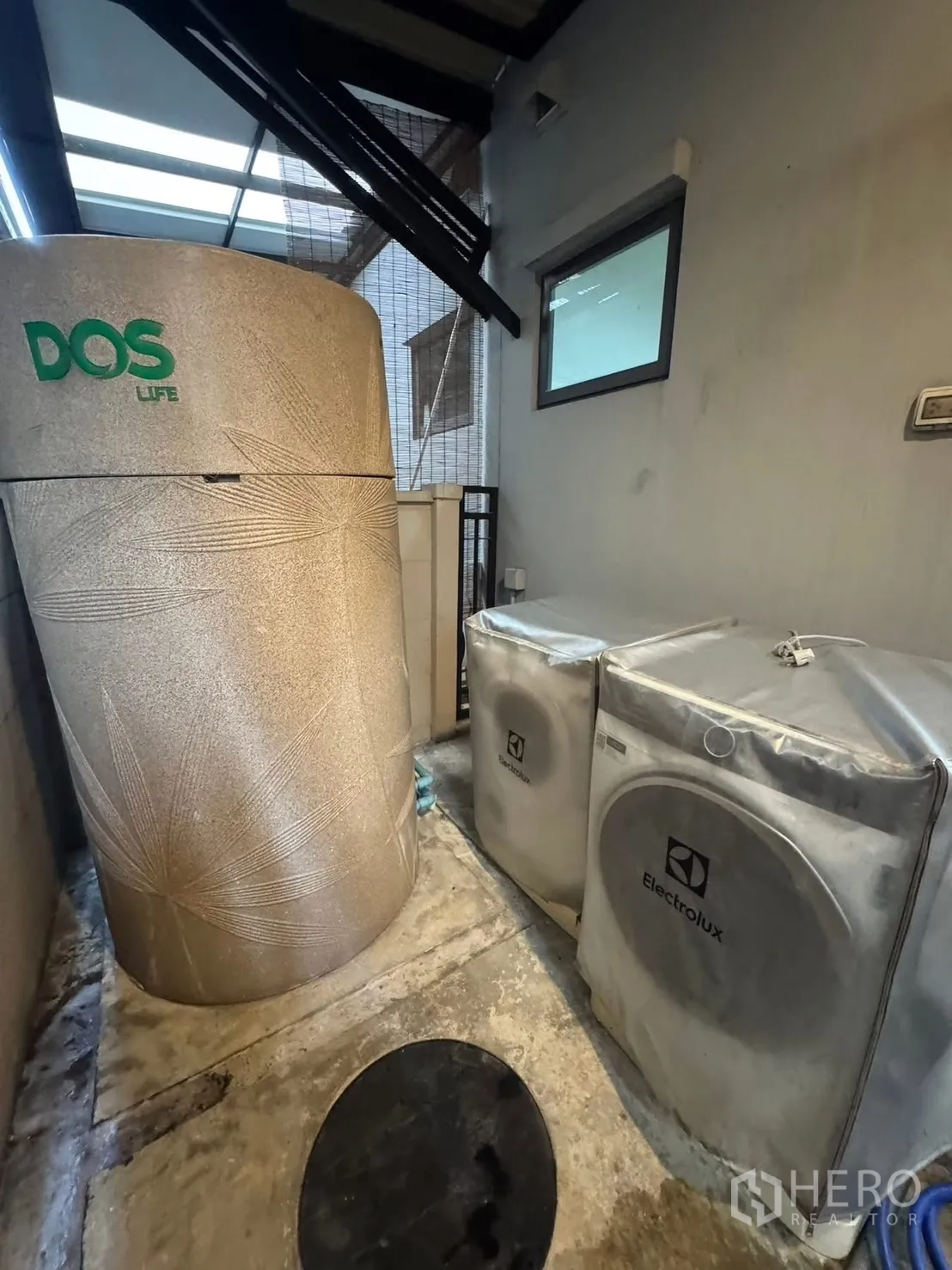 Townhouse for rent in Saphan Sung, Bangkok - Covered service yard with water tank and laundry machines.