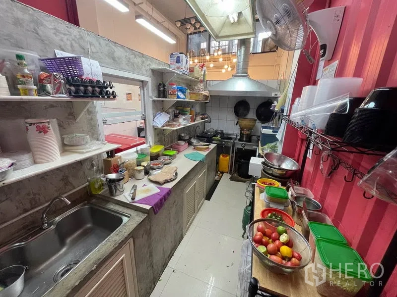 店屋 出租在Ratchathewi, Bangkok - 狭长商用厨房，置物架、水槽、灶台及抽油烟系统。