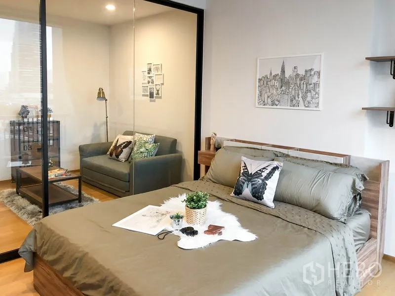 คอนโด ให้เช่าหรือขายในBang Rak, Bangkok - ห้องนอนชุดผ้าปูสีเขียว พร้อมผนังกระจกกั้นแยกจากห้องนั่งเล่น