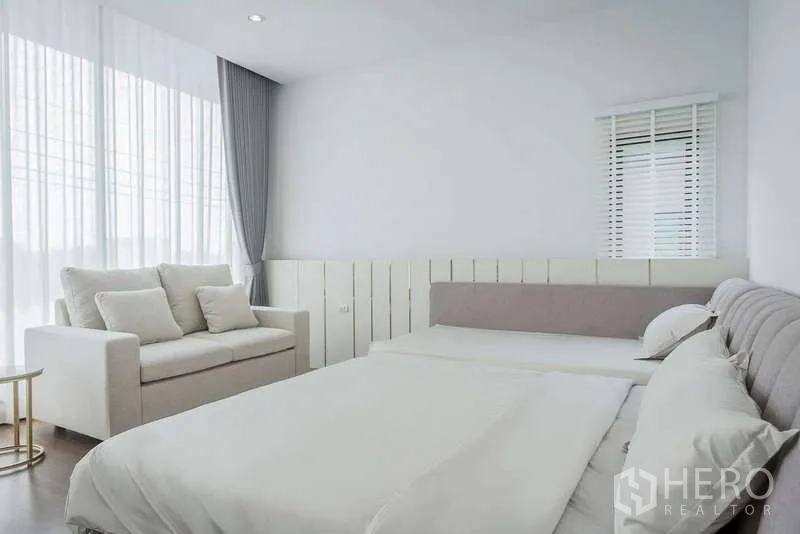 Detached House for rent in Bang Phli, Samut Prakan - Sunlit master bedroom with king bed, sofa and soft neutral tones.