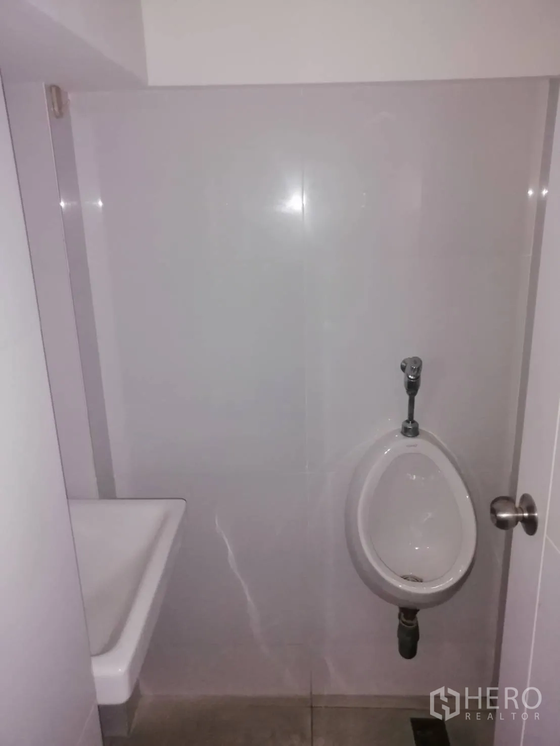 พื้นที่ขายปลีก ให้เช่าในWatthana, Bangkok - ห้องน้ำขนาดกะทัดรัด มีโถปัสสาวะติดผนังและอ่างล้างมือ