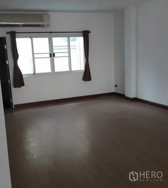 สำนักงานที่บ้าน ให้เช่าในKhlong Toei, Bangkok - ห้องอเนกประสงค์โล่ง มีหน้าต่าง เครื่องปรับอากาศ และพื้นลายไม้