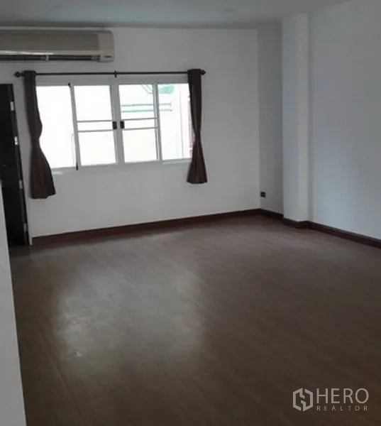 สำนักงานที่บ้าน ให้เช่าในKhlong Toei, Bangkok - ห้องอเนกประสงค์โล่ง มีหน้าต่าง เครื่องปรับอากาศ และพื้นลายไม้