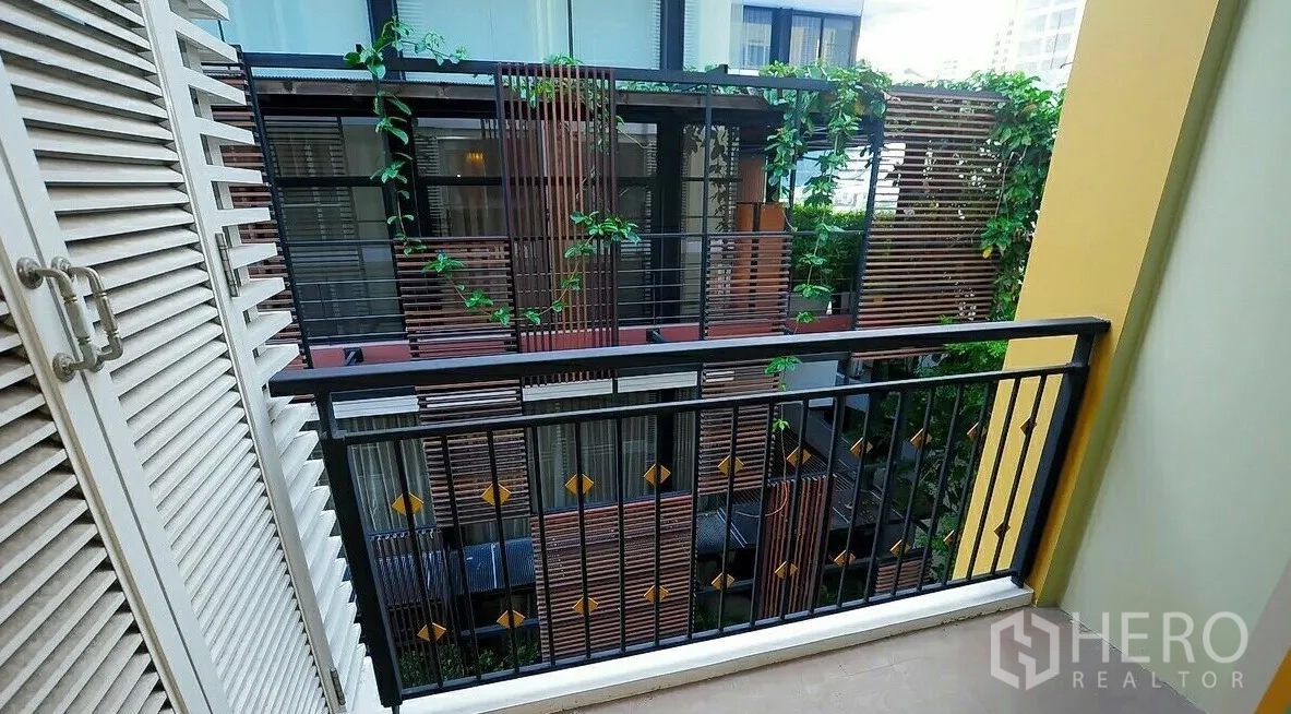 คอนโด ขายในKhlong Toei, Bangkok - ระเบียงส่วนตัวมองเห็นลานกลางพร้อมซุ้มระแนงไม้และไม้เลื้อย