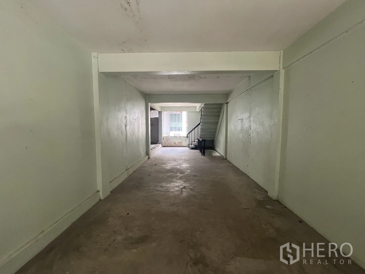 店屋 for rent in Bang Rak, Bangkok - 局部拆除的房间，抬高平台与开放侧墙。