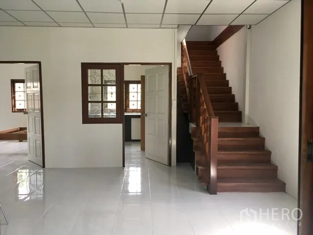 คลังสินค้า ให้เช่าในLam Luk Ka, Pathum Thani - โซนออฟฟิศพื้นกระเบื้องสีขาวเงา พร้อมบันไดไม้ขึ้นชั้นบน.