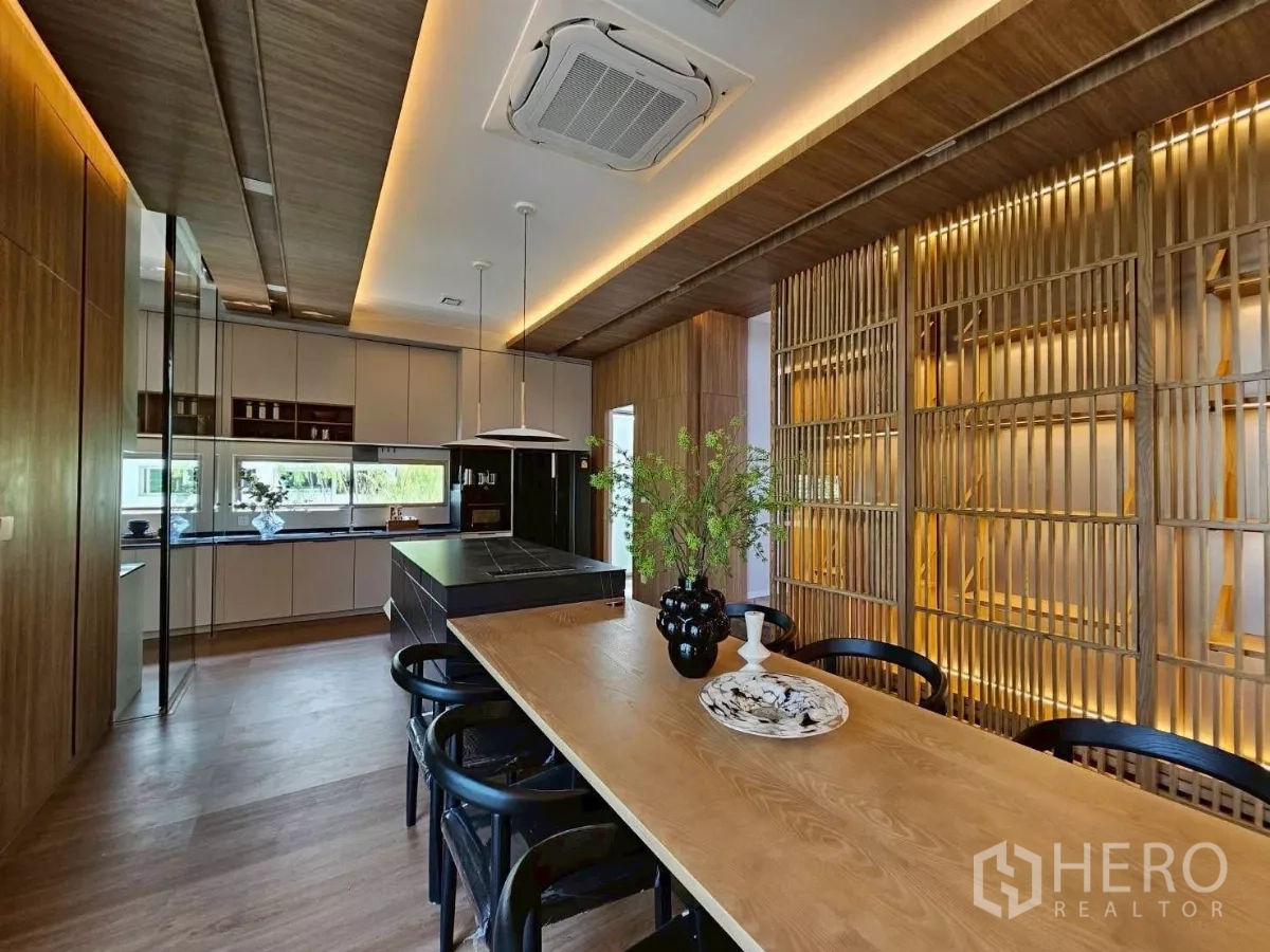 บ้าน ให้เช่าในSaphan Sung, Bangkok - ครัวโมเดิร์นพร้อมไอส์แลนด์ เตาและโคมไฟแขวน ตู้บิลต์อินครบ