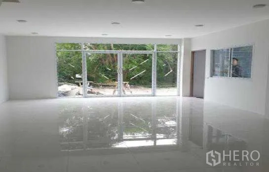 คลังสินค้า ให้เช่าในPrawet, Bangkok - โถงรับรองหรือออฟฟิศกว้าง เชื่อมสู่ลานด้วยผนังกระจก และมีช่องบริการภายใน