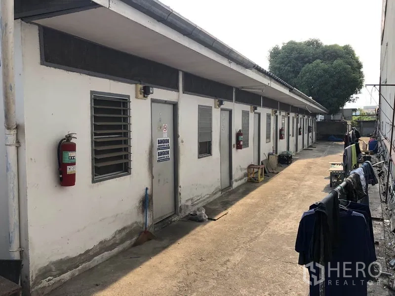 工厂 出租在Bang Bua Thong, Nonthaburi - 员工宿舍排房，走道配备灭火器。
