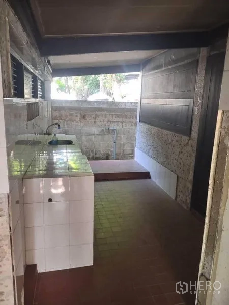 独立式住宅 出租 - 户外泰式厨房，瓷砖台面与水槽，屋檐下