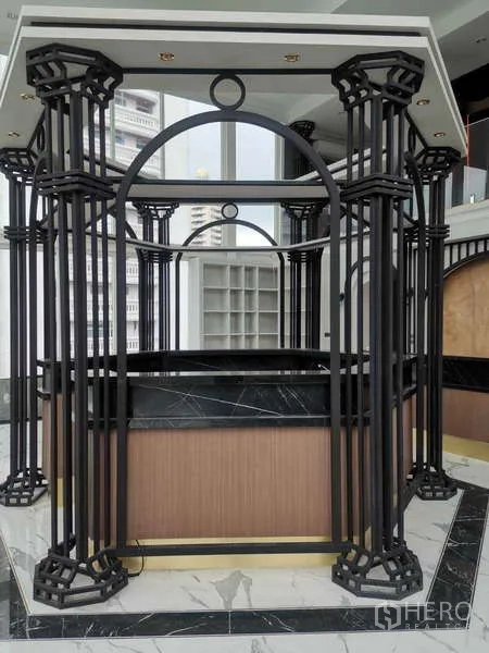 零售空间 出租 - 从销售区仰望天窗与夹层