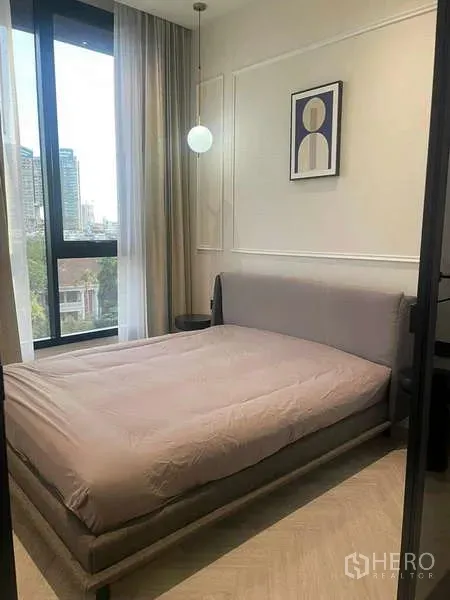 คอนโด ให้เช่า - ห้องนอนที่สองเตียงคู่ โคมไฟแขวน และหน้าต่างสูงจากพื้นจรดเพดาน