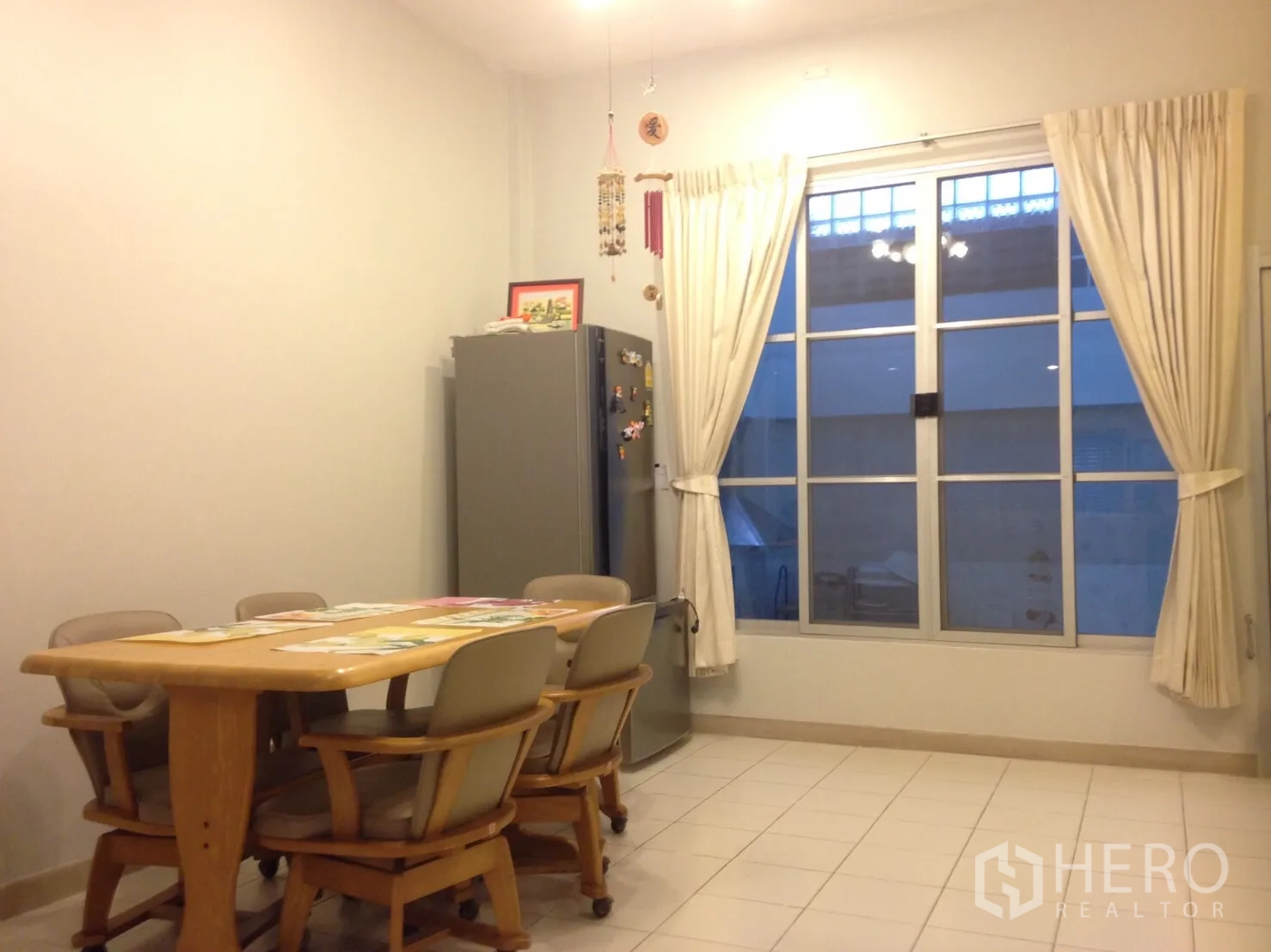 ทาวน์เฮาส์ ให้เช่าในWang Thonglang, Bangkok - มุมรับประทานอาหารสว่าง โต๊ะไม้ 6 ที่นั่ง พื้นกระเบื้อง และหน้าต่างผ้าม่านบานใหญ่