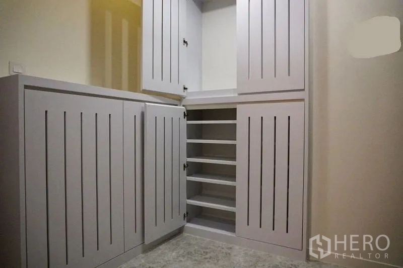 คอนโด ให้เช่าในKhlong Toei, Bangkok - ตู้เก็บของบิลท์อินในโถงเปิดโชว์ชั้นเก็บของหลายระดับ