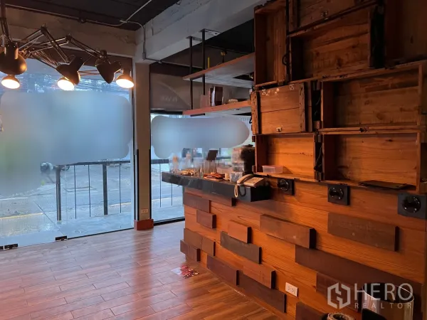 พื้นที่ขายปลีก ให้เช่าในWatthana, Bangkok - เคาน์เตอร์ต้อนรับและชั้นวางของ มองออกสู่กระจกฝ้าหน้าร้าน ภายในอาคารย่านวัฒนา