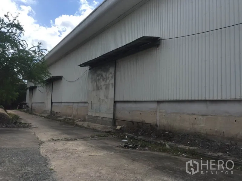 คลังสินค้า ให้เช่าในPak Kret, Nonthaburi - ด้านข้างอาคารโกดัง มีช่องโหลดพร้อมกันสาดและทางรถวิ่ง