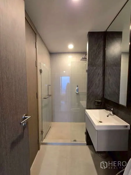 คอนโด ให้เช่าในPhaya Thai, Bangkok - ห้องน้ำร่วมสมัยพร้อมตู้กระจกอาบน้ำ อ่างล้างหน้า และกระจกบานใหญ่