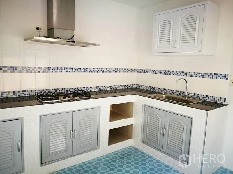 独立式住宅 出租在Phra Khanong, Bangkok - 内置厨房，配燃气灶、抽油烟机、水槽与马赛克背墙。