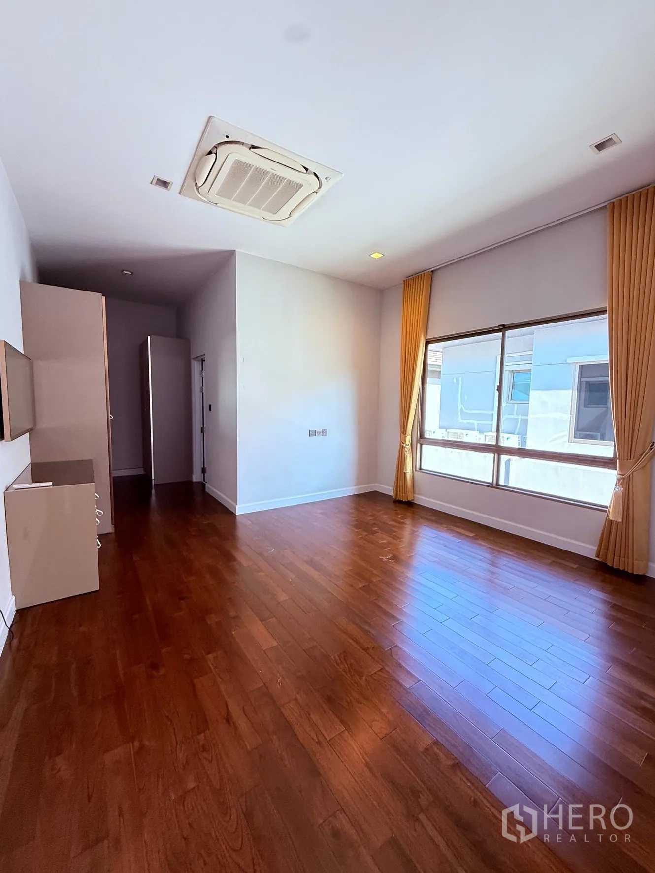 บ้านเดี่ยว for rent or sale in Prawet, Bangkok - ห้องนอนกว้างพื้นไม้ หน้าต่างบานใหญ่ และแอร์ฝังฝ้า.