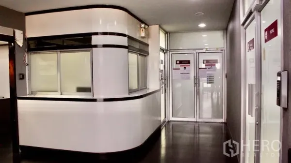 สำนักงาน ให้เช่าในSuan Luang, Bangkok - เคาน์เตอร์ต้อนรับสมัยใหม่และทางเดินประตูกระจกภายในอาคารสำนักงาน