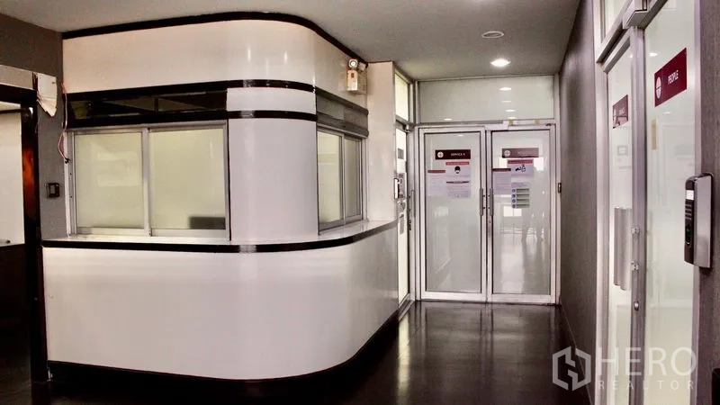 สำนักงาน ให้เช่าในSuan Luang, Bangkok - เคาน์เตอร์ต้อนรับสมัยใหม่และทางเดินประตูกระจกภายในอาคารสำนักงาน