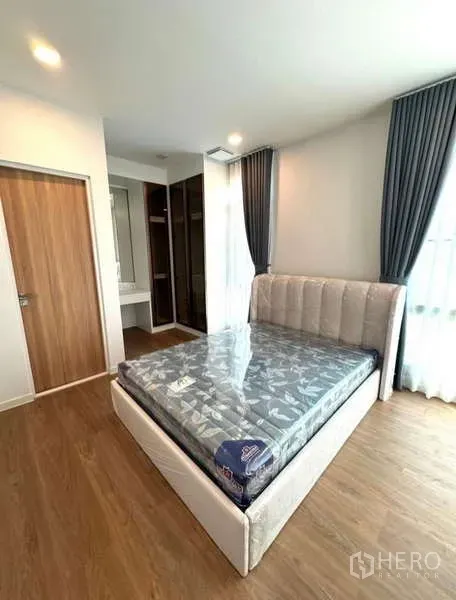 Detached House for rent in Samut Prakan - Bedroom with large windows, ensuite vanity and fitted closet.