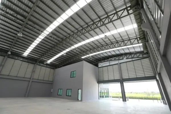 Factory for rent or sale in Bang Bo, Samut Prakan - Spacious high-bay warehouse with curved steel roof, skylights and an internal office block.