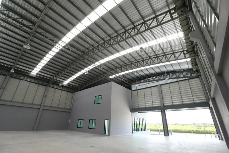Factory for rent or sale in Bang Bo, Samut Prakan - Spacious high-bay warehouse with curved steel roof, skylights and an internal office block.