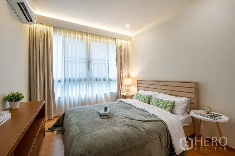 公寓 出售 - 温馨卧室，双人床、柔和灯光和大窗帘窗。