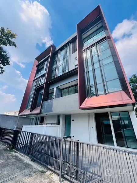 สำนักงานที่บ้าน ขายในBang Khen, Bangkok - ภาพด้านหน้าโฮมออฟฟิศหลายชั้นพร้อมรั้วหน้าอาคาร และผนังกระจกโดดเด่น ย่านบางเขน