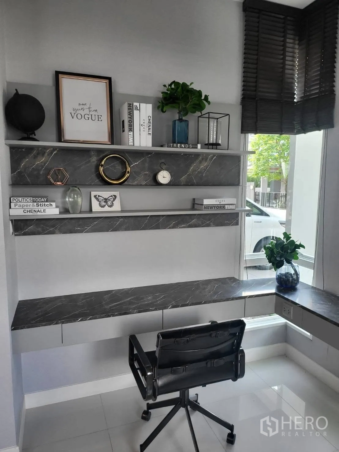 บ้านเดี่ยว for rent in Bang Phli, Samut Prakan - มุมโฮมออฟฟิศชั้นหินลายหินอ่อน โต๊ะเข้ามุม และเก้าอี้ทำงาน