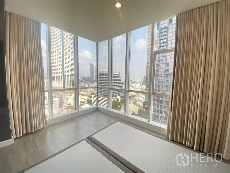 公寓 出租在Bang Rak, Bangkok - 卧室转角落地窗带来全景城市视野。