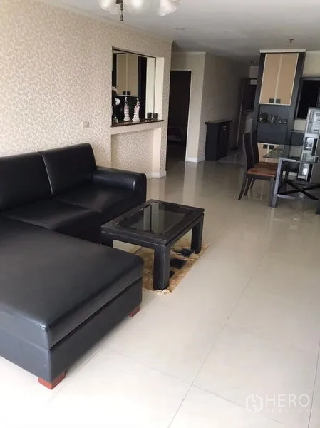 คอนโด ขายในWatthana, Bangkok - ห้องนั่งเล่นโซฟาหนังสีดำและโต๊ะกลางกระจก