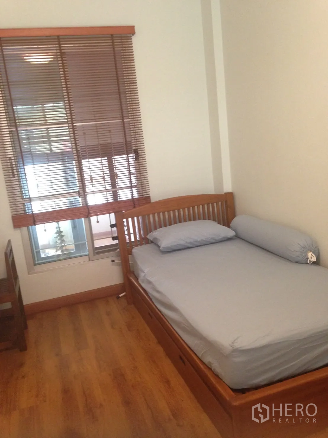 ทาวน์เฮาส์ ให้เช่าในWang Thonglang, Bangkok - ห้องนอนที่สาม เตียงไม้ โต๊ะเขียนหนังสือ และมู่ลี่ไม้