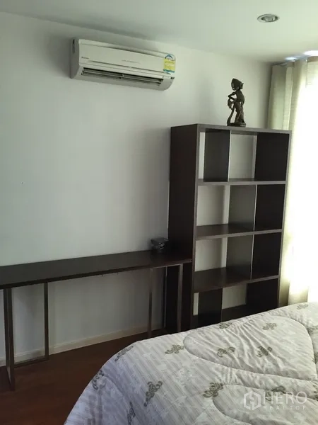 คอนโด ให้เช่าหรือขายในKhlong Toei, Bangkok - มุมห้องนอนพร้อมแอร์ ชั้นวางแบบเปิด และโต๊ะยาวติดหน้าต่าง