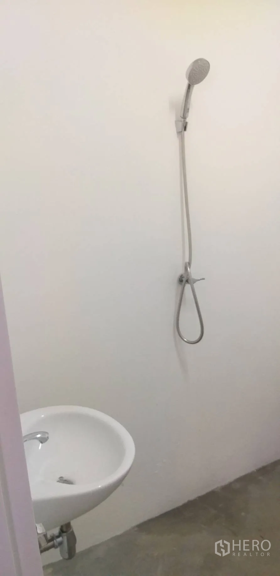 คลังสินค้า ให้เช่าในBang Phli, Samut Prakan - ห้องอาบน้ำเรียบง่าย ฝักบัวพร้อมอ่างล้างมือ