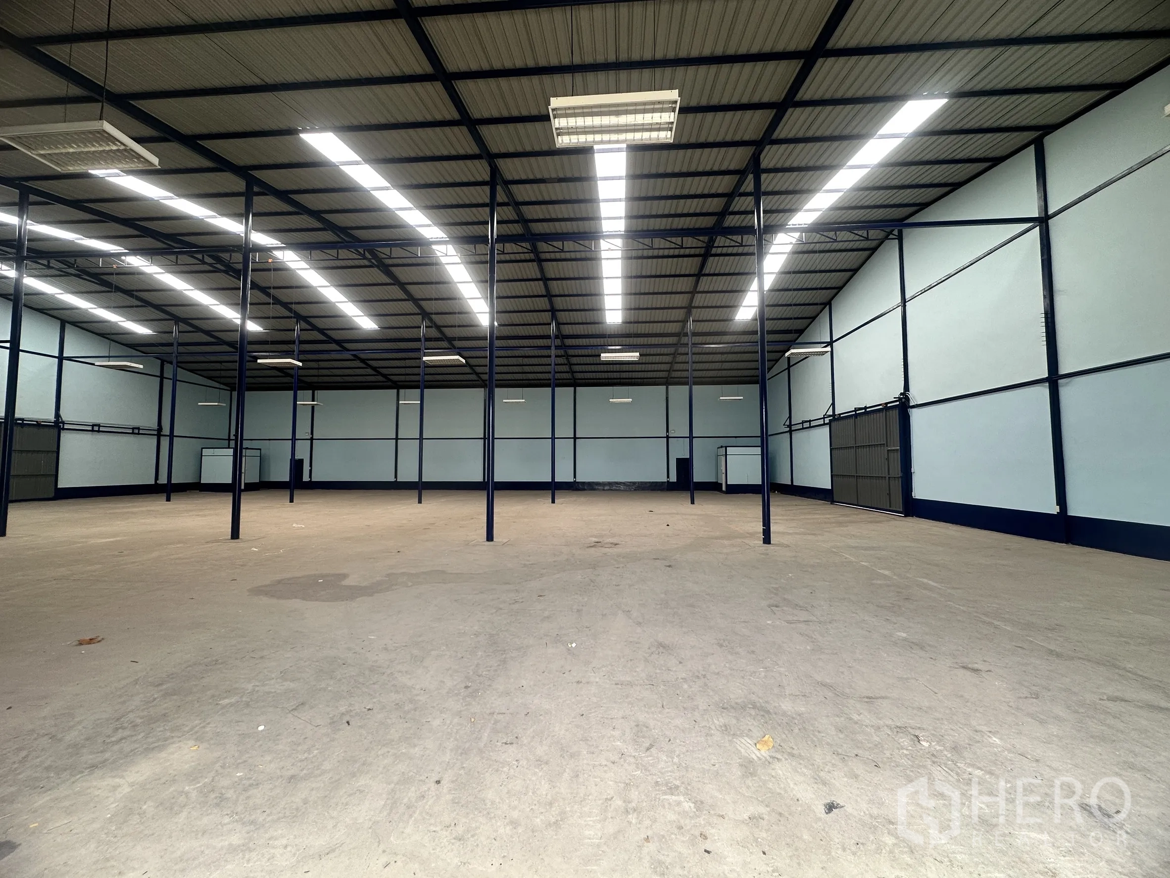 仓库 for rent in Lat Krabang, Bangkok - 仓库空间展示柱网与屋面采光带带来的自然光。