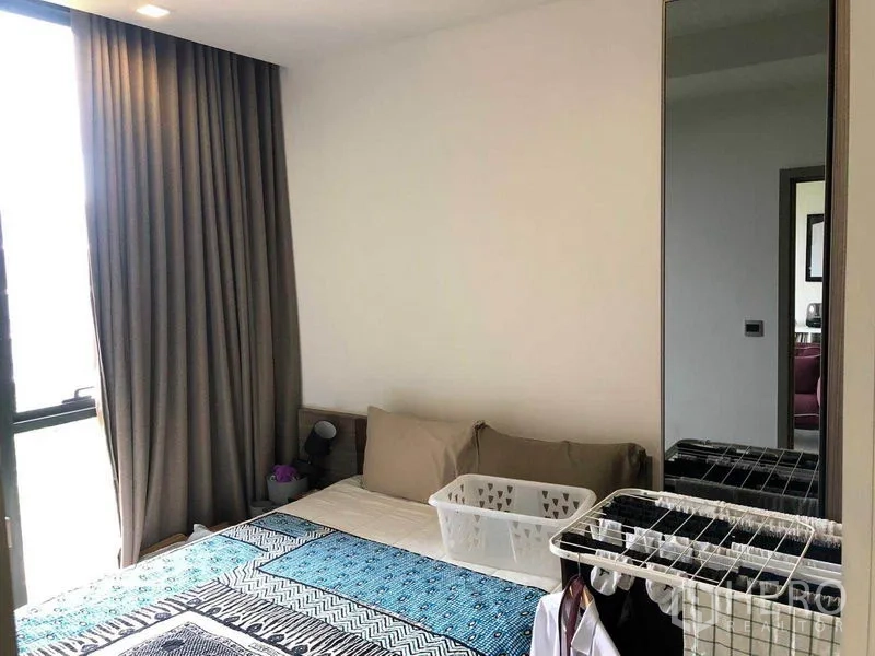 คอนโด ให้เช่าในWatthana, Bangkok - ห้องนอนรองมีหน้าต่างบานใหญ่ โต๊ะทำงาน และผ้าม่านทึบ