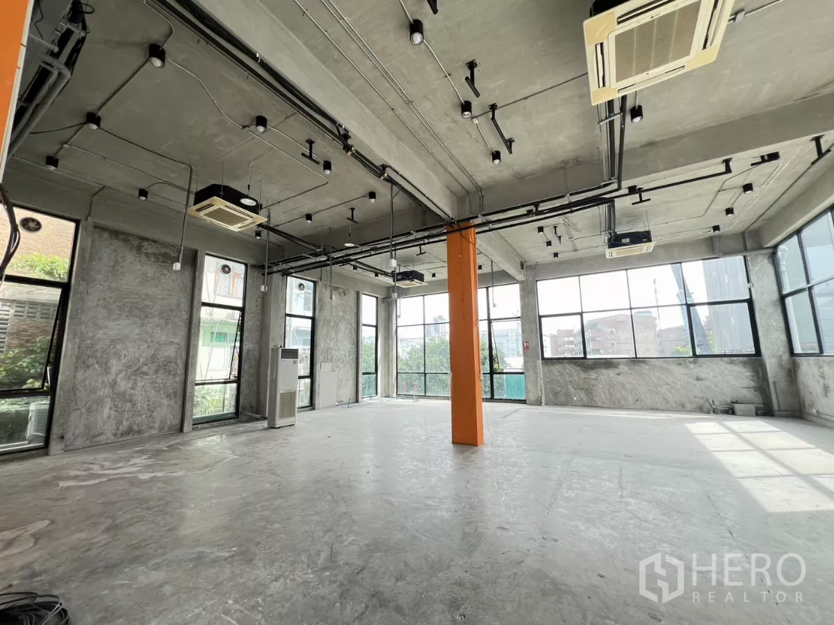 独立商业地产 出租在Din Daeng, Bangkok - 采光充足的高层空间，落地窗与吊顶空调。
