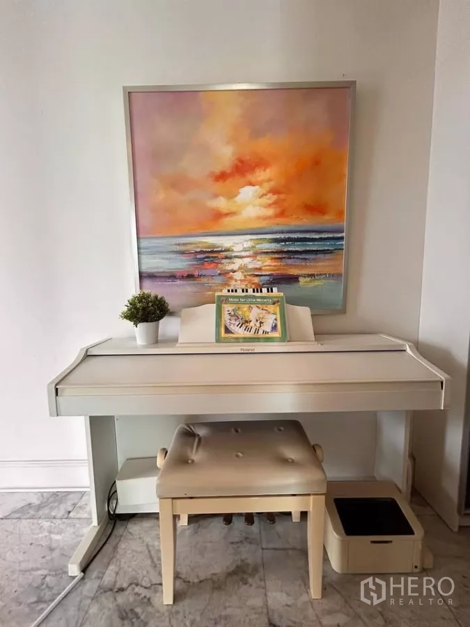 คอนโด ขายในWatthana, Bangkok - เปียโนดิจิทัลสีขาวพร้อมม้านั่ง ใต้ภาพวาดทะเลสีสันสด