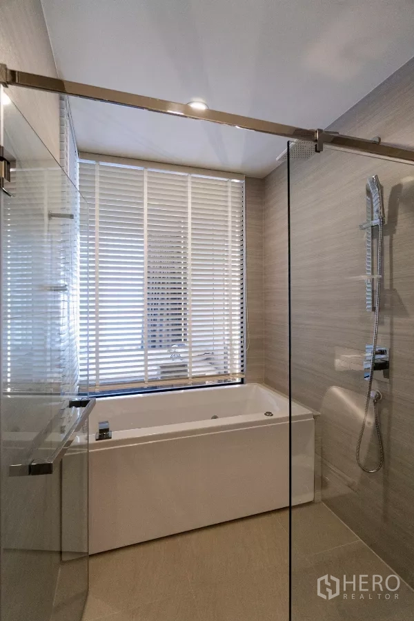 公寓 出租在Watthana, Bangkok - 当代浴室，独立玻璃淋浴与浴缸。