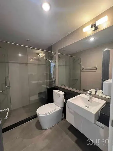คอนโด ให้เช่าในRatchathewi, Bangkok - ห้องน้ำสไตล์โมเดิร์นพร้อมตู้กระจกอาบน้ำ อ่างล้างหน้า และโถสุขภัณฑ์