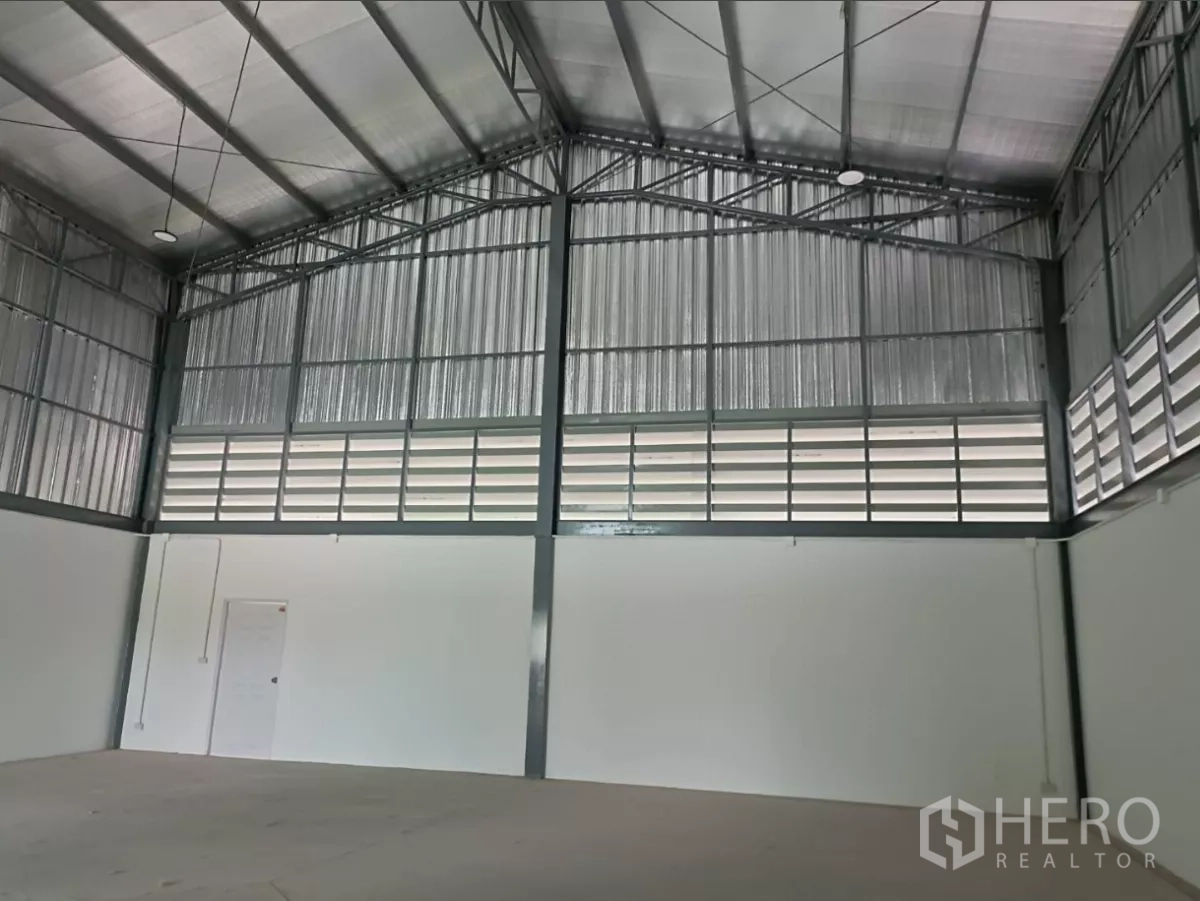 工厂 出租或出售在Bang Yai, Nonthaburi - 仓库山墙面，带通风百叶与金属覆层