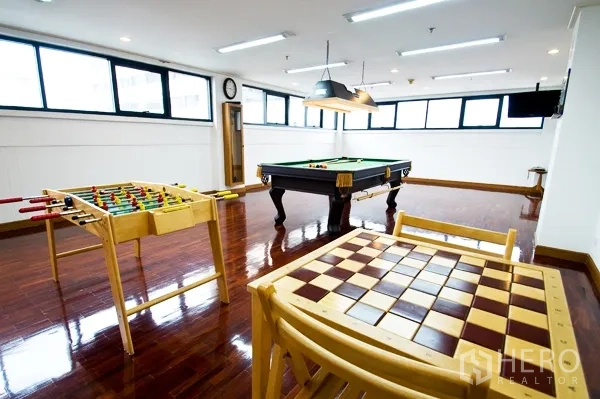 房间 出租在Khlong Toei, Bangkok - 室内娱乐室，设台球桌、桌上足球与棋盘桌，采光充足。