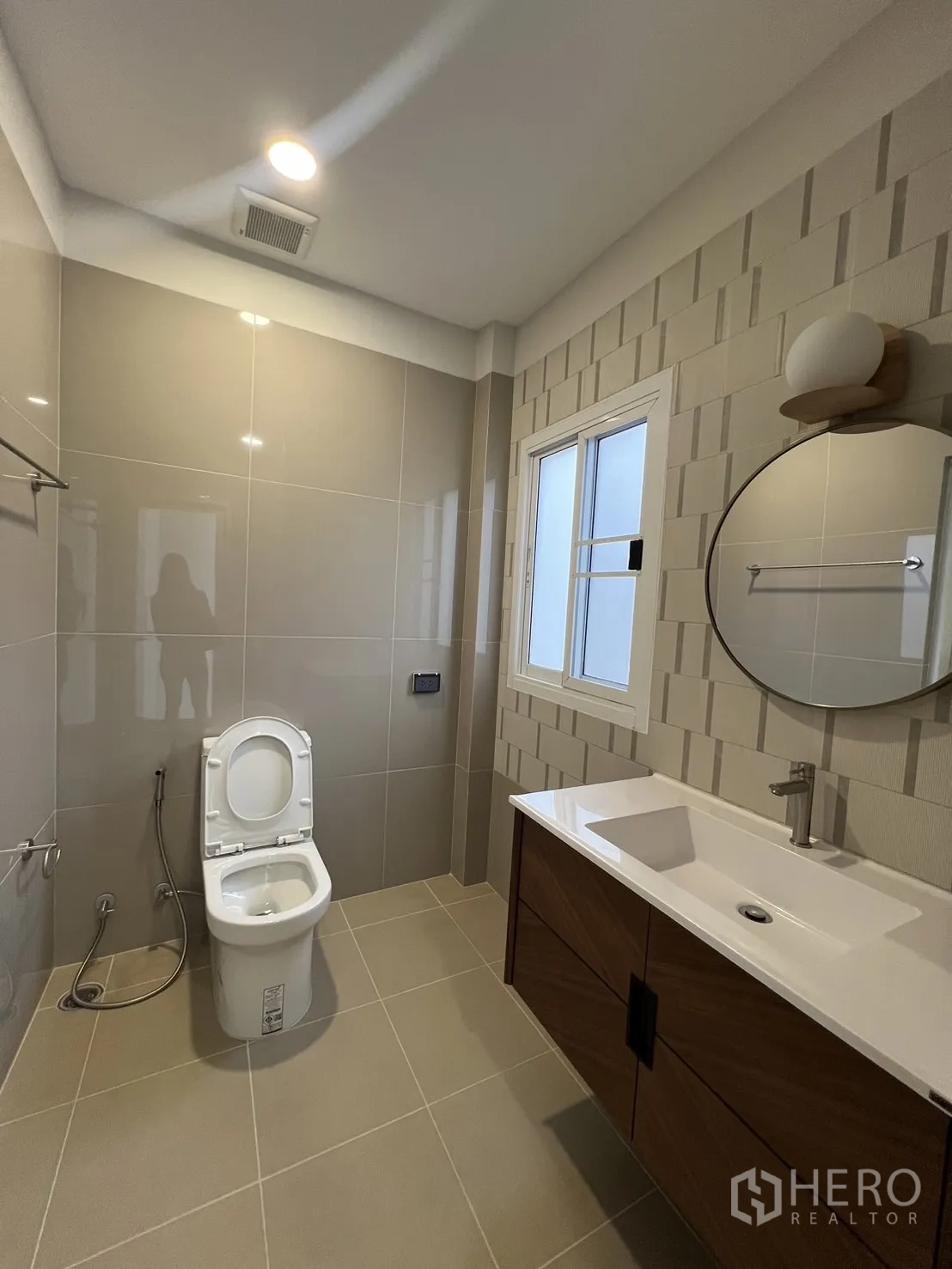 Detached House for rent in Saphan Sung, Bangkok - Side patio with lawn garden and outdoor bistro set.