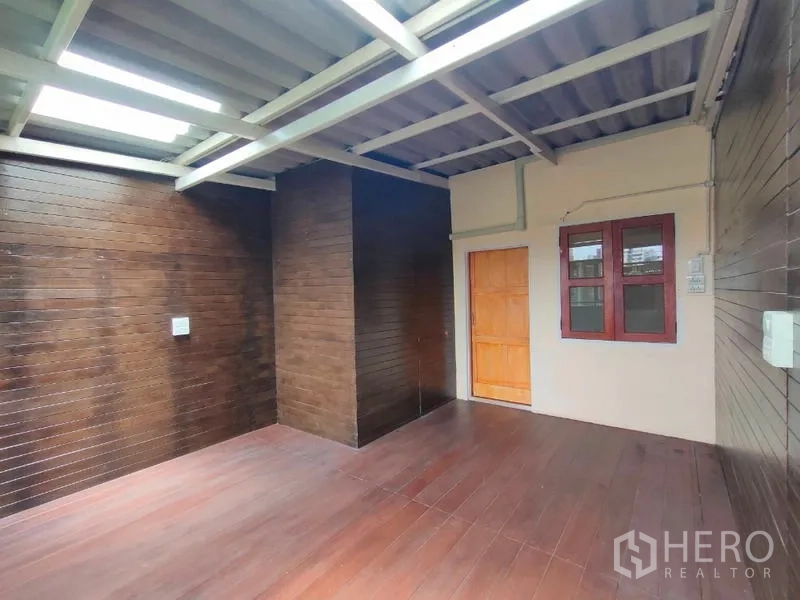 店屋 出租或出售在Bang Rak, Bangkok - 带顶露台，木质墙面与梁架顶，设单扇门。