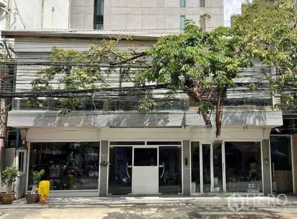 店屋 出租在Watthana, Bangkok - 临街两层商铺，整面玻璃门头，路树遮荫。